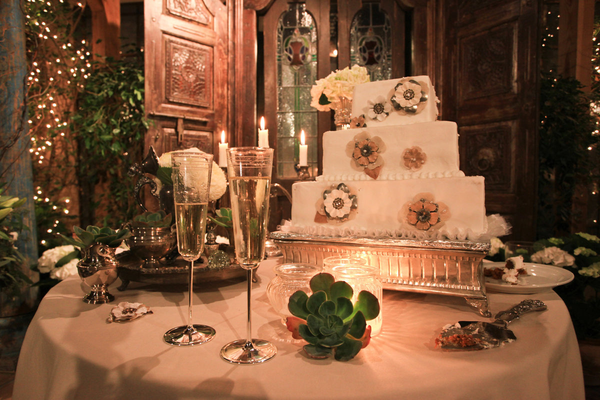 Kassel weddings. Every detail is documented. Cakes,flowers,table settings,and guests.