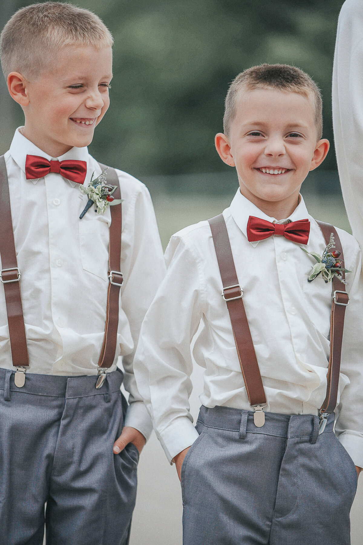 wedding family | Iowa wedding photographer | Iowa Photographer | Playlife | Cedar Rapids | Iowa City | Kalona | Alaynna Ann Schwartz-26