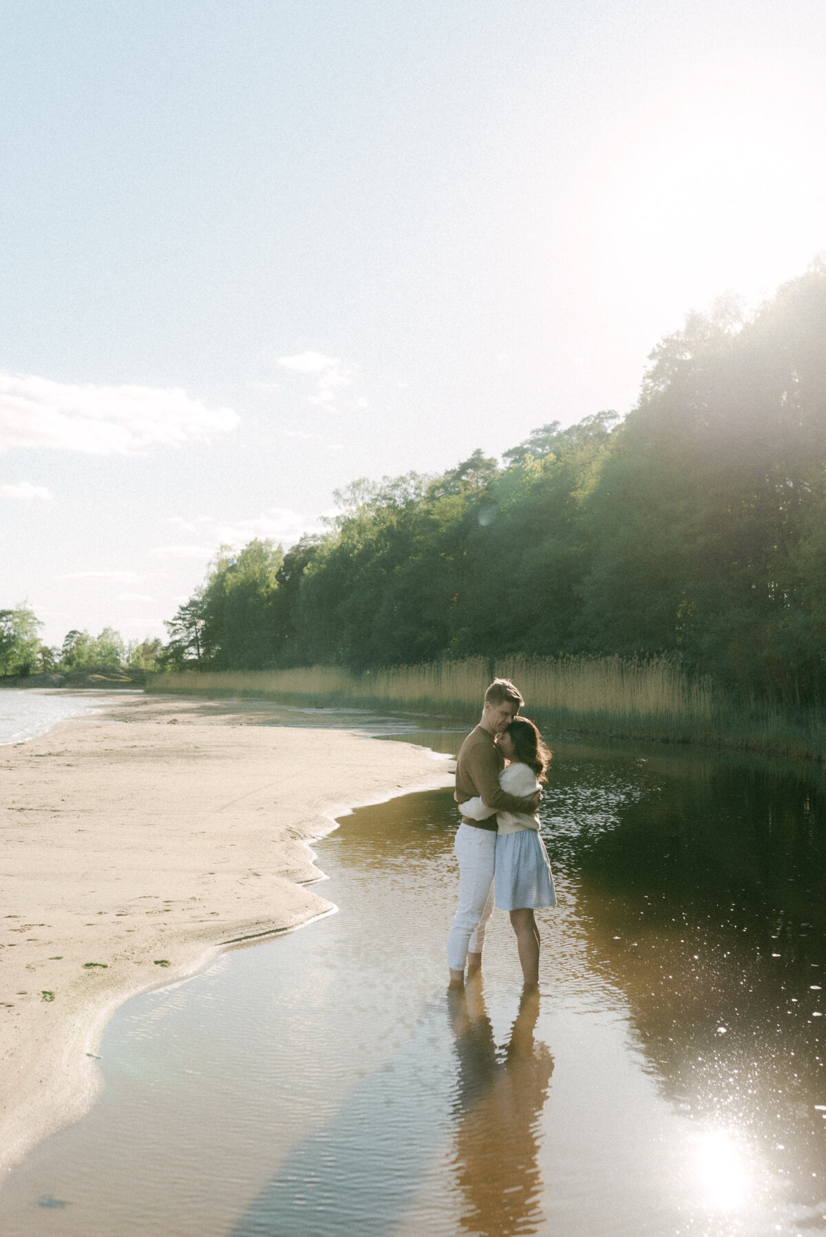 Couple on a beach on a photography session with photographer Hannika Gabrielsson