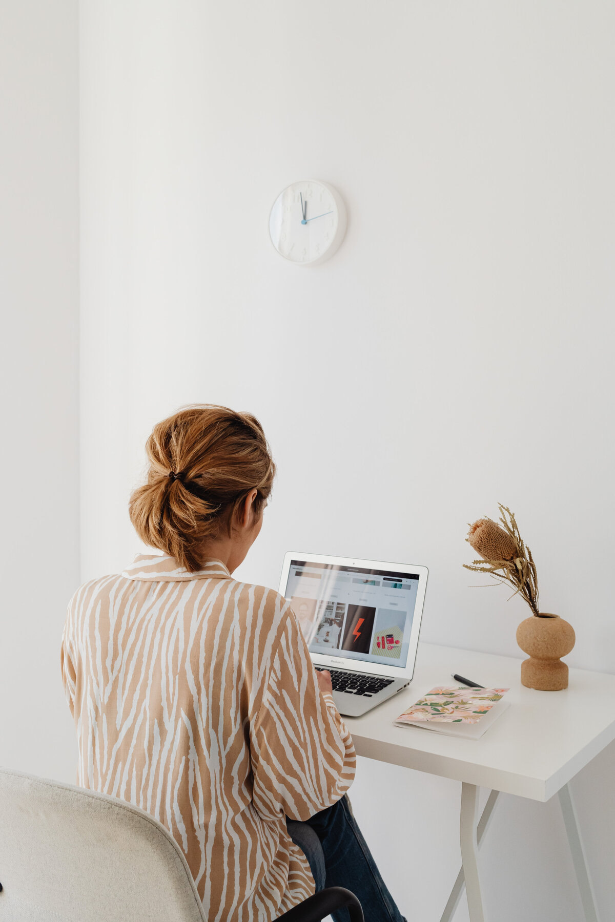 kaboompics_a-woman-works-at-her-desk-home-office-20949