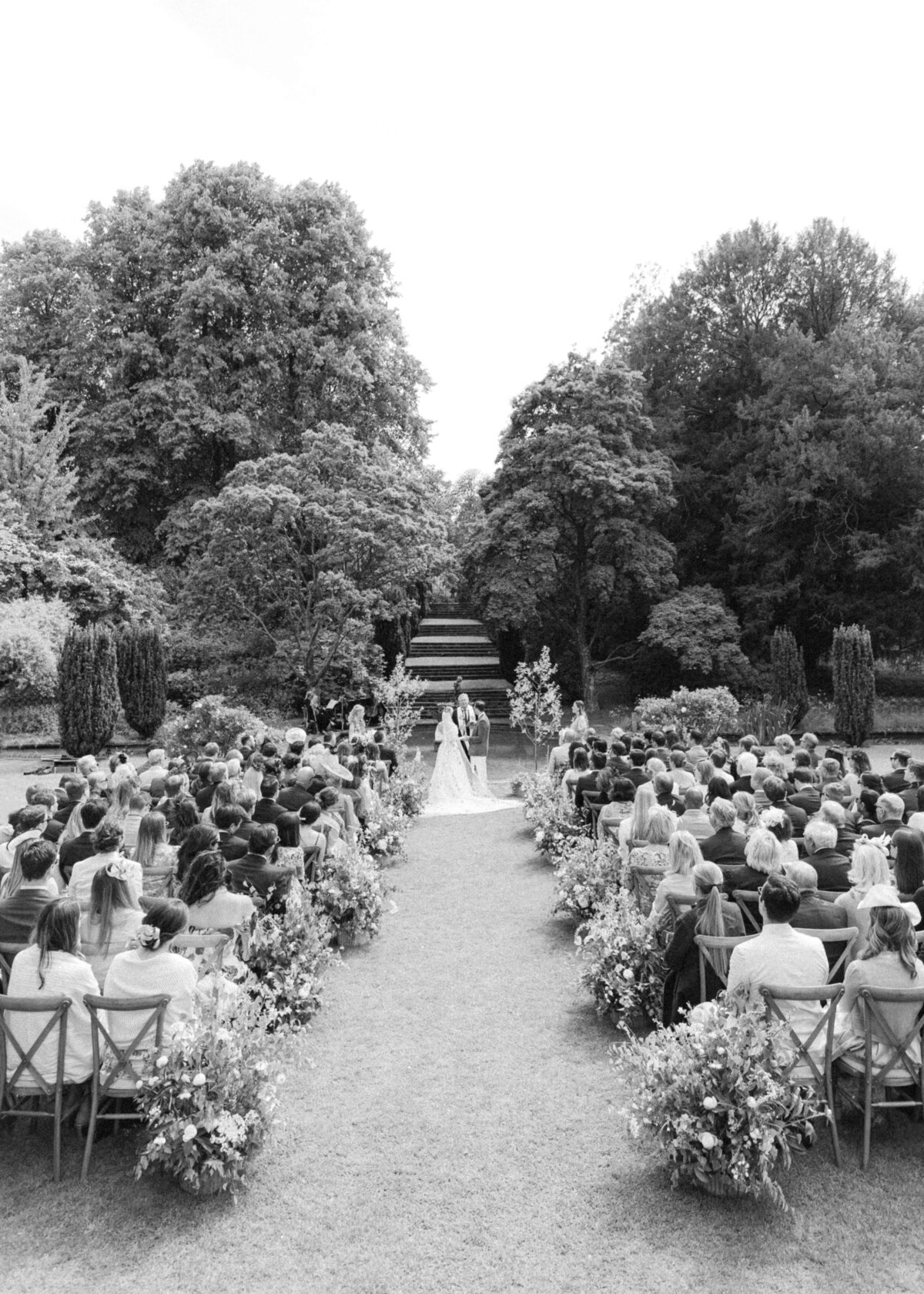 chloe-winstanley-weddings-cotswolds-cornwell-manor-garden-outdoor-ceremony-black-white