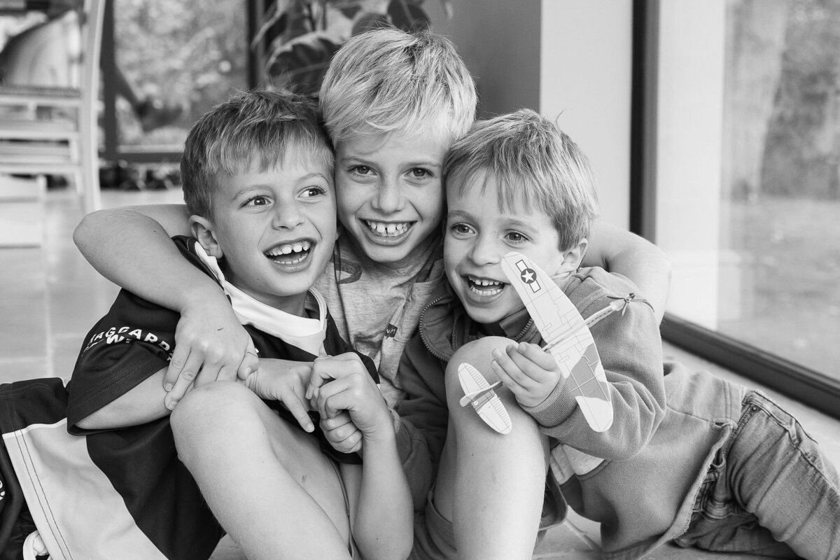 Brothers_Laughter_B&W_Suzy_Slemen_Photography