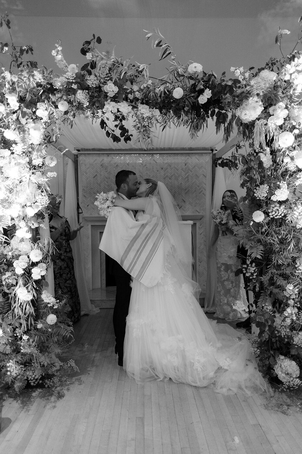 couple-kissing-chuppah-atwater-club-wedding