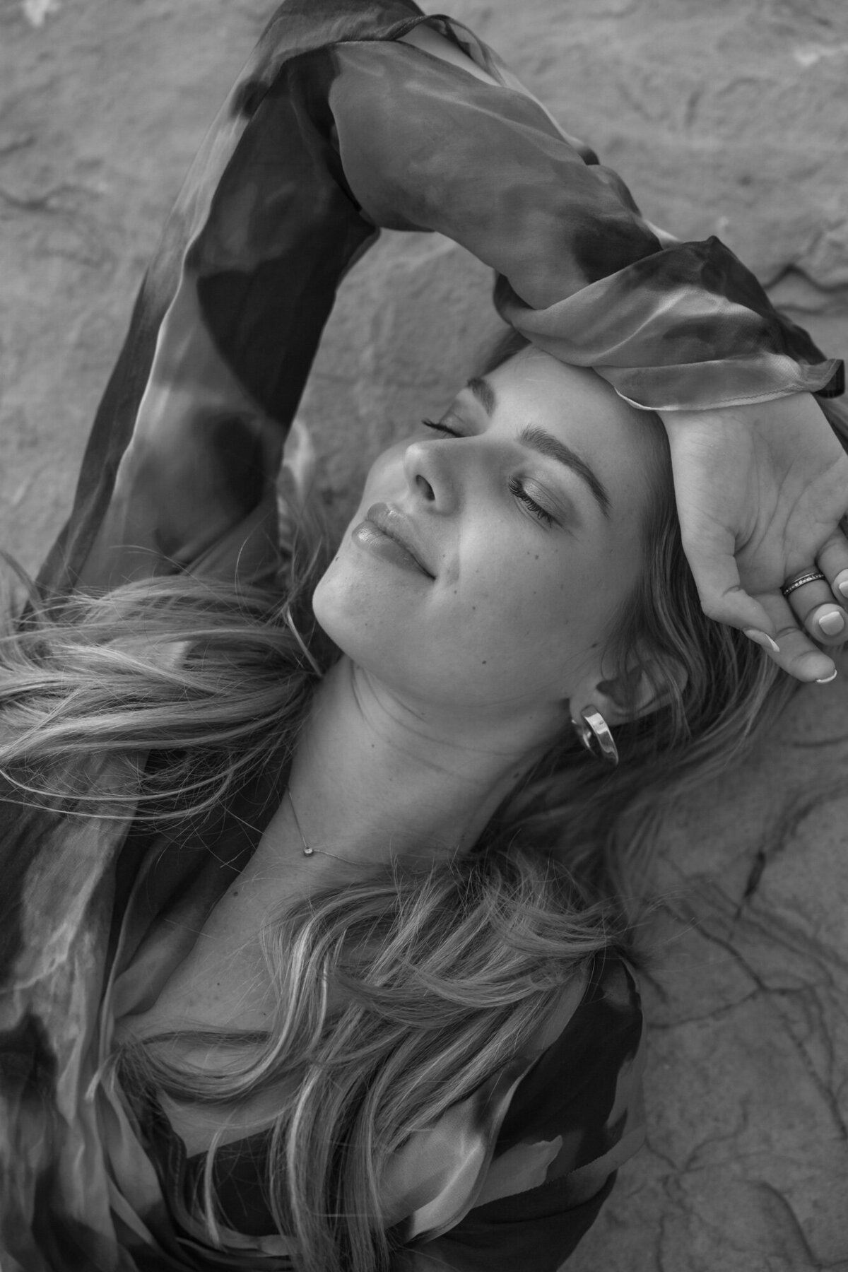 Woman_Rocks_BlackWhite_Fashion_Sun_Eyes_Closed