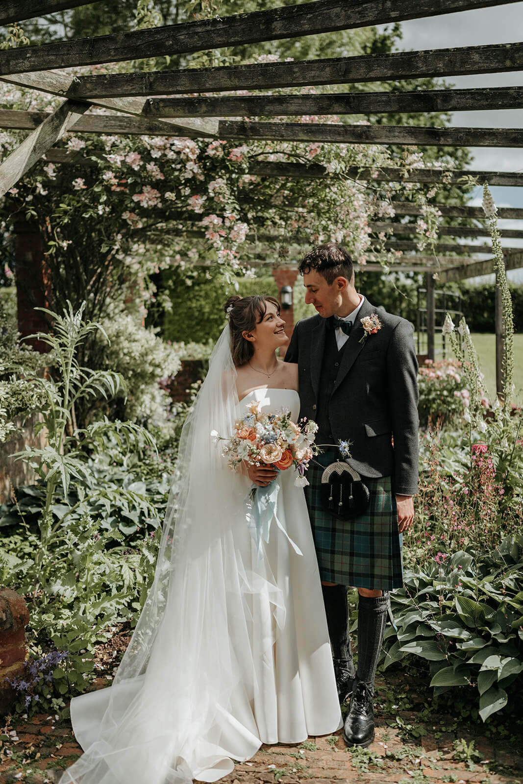 Issy-and-Bella-Floral-Design-Wedding-Florist-Herefordshire-Dewsall-Court-S-J52