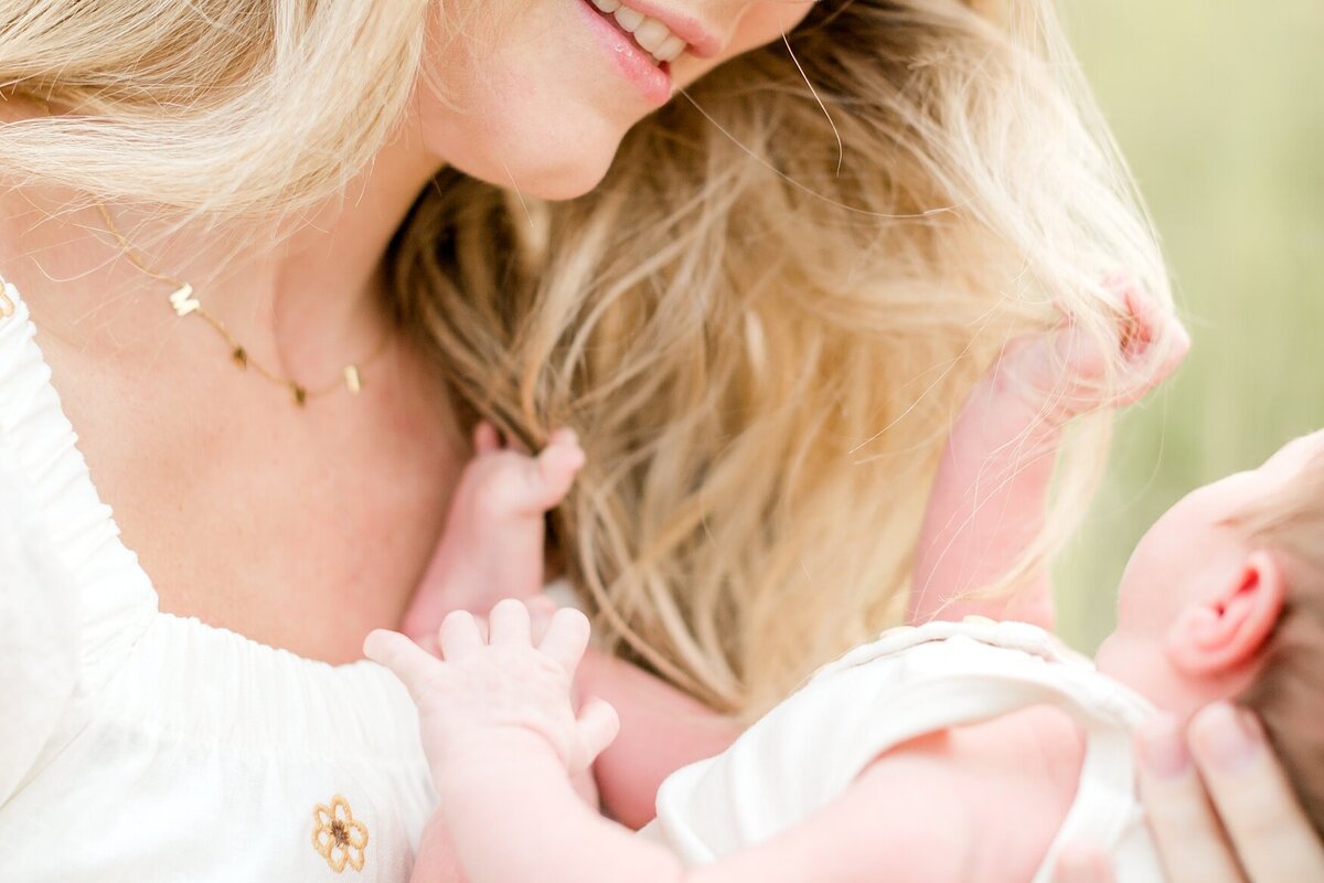 alexandra-robyn-baby-photos-one-week-boy-field-family_0010