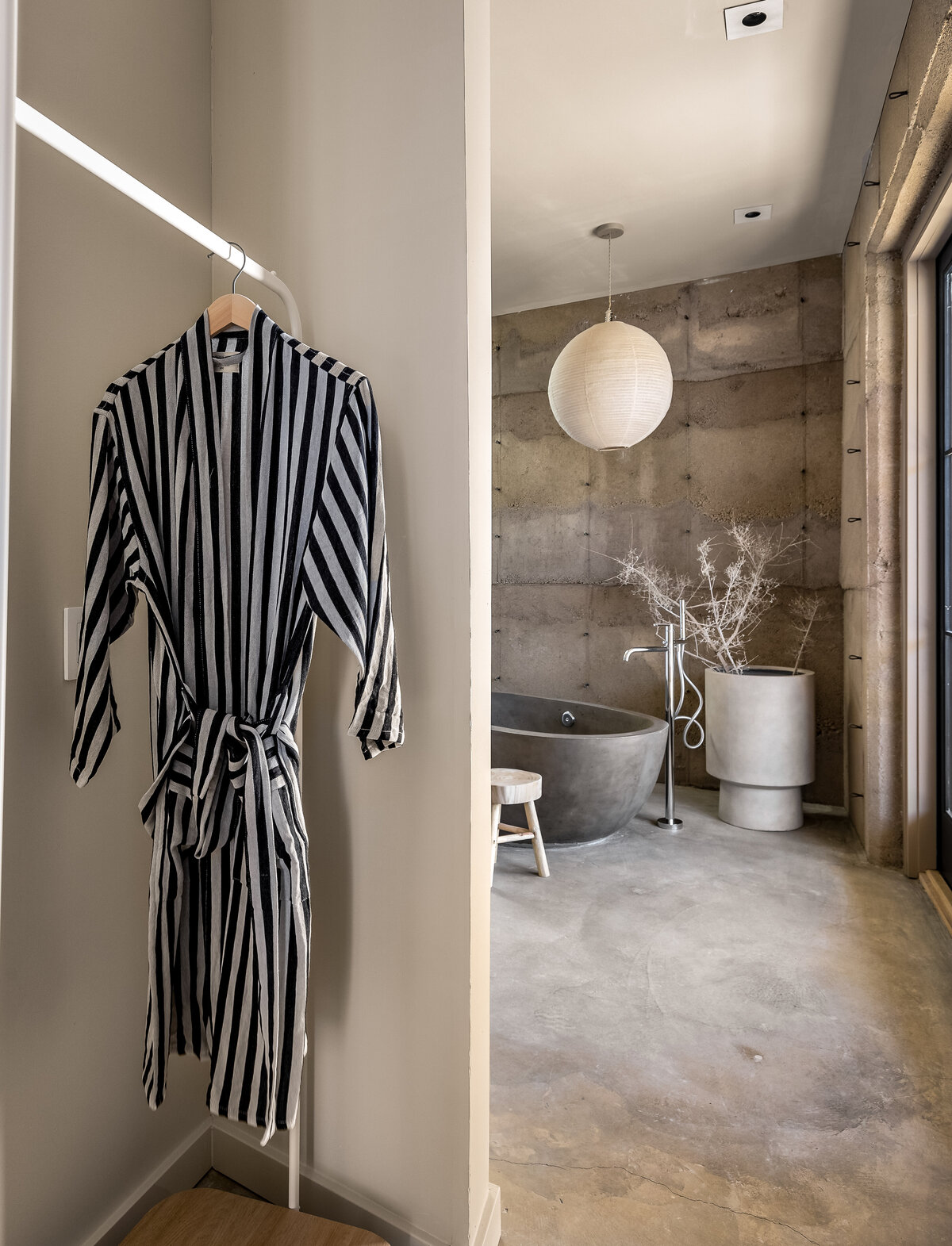 9_GUESTHOUSE_tub_robe (1)