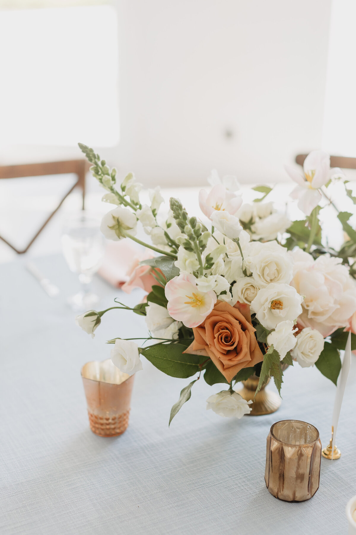 toffee rose centerpiece, white wedding hutton house mn, studio fleurette