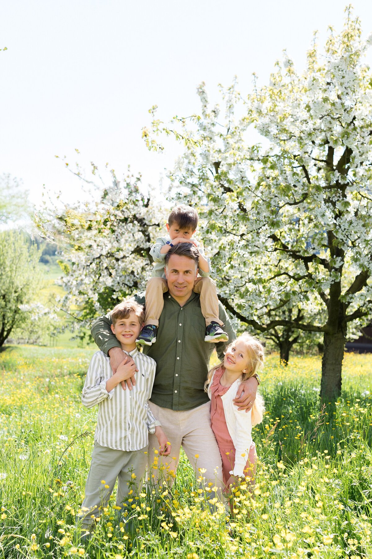 Familienshooting-Familienfotos-Aargau-Zuerich-Frühling-Fricktal-Kirschblüte-41