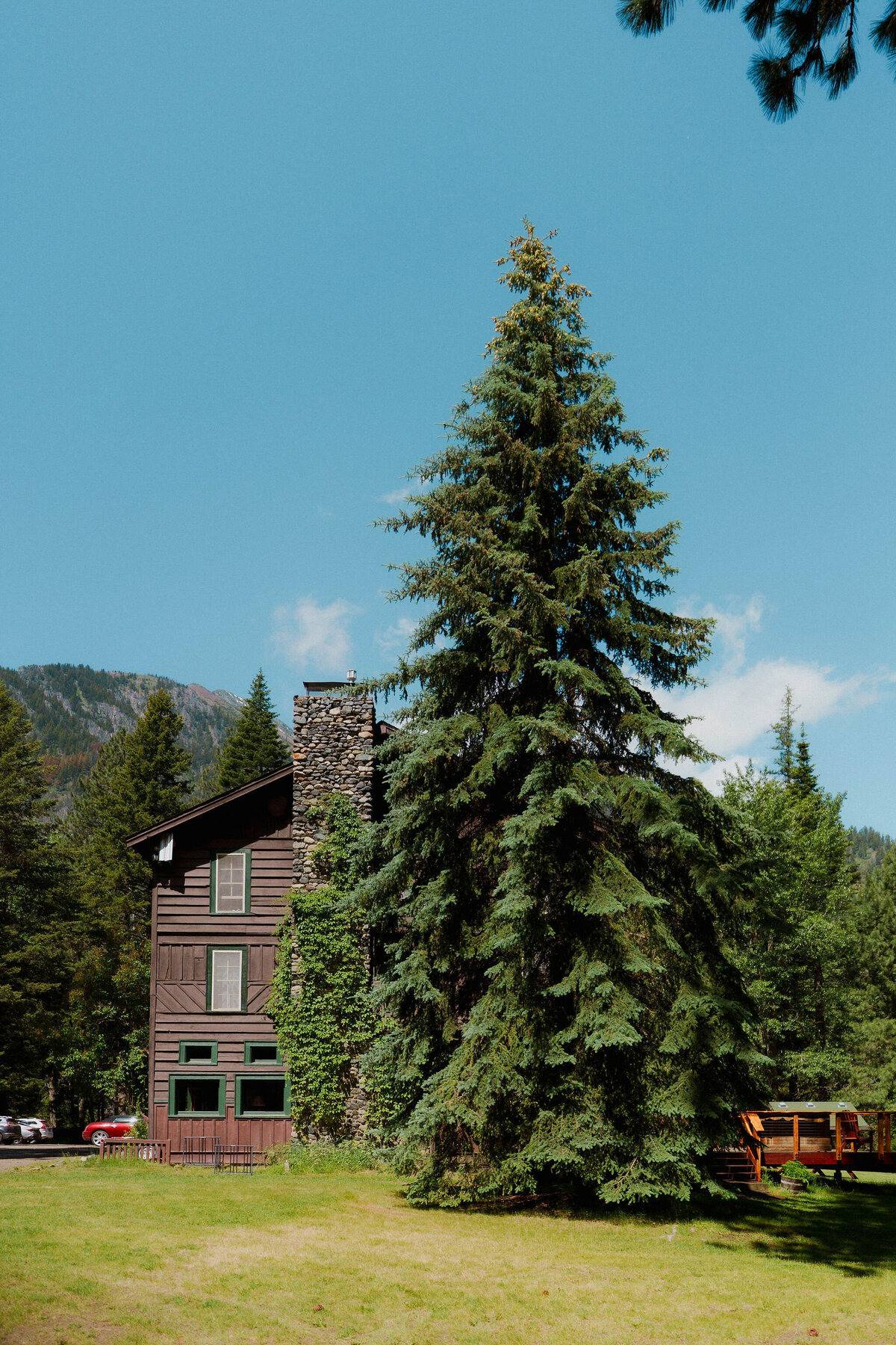 GettingReady_Brenda&JanieElopementPhotos_OregonWeddingPhotographer_KuroCreativeHouse-1