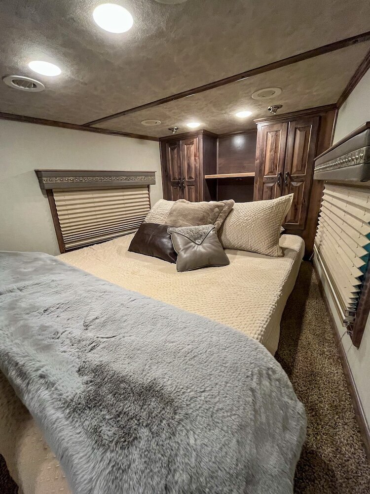 luxury-living-quarter-horse-trailers-trail-boss-conversions-nose-3