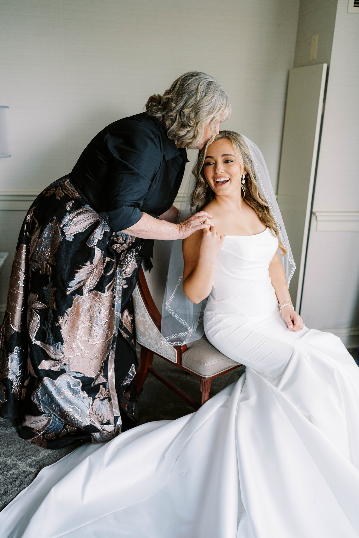 Phoenixville-Foundry-Romantic-Fall-Wedding-Photographer-Bride-Getting-Ready_14