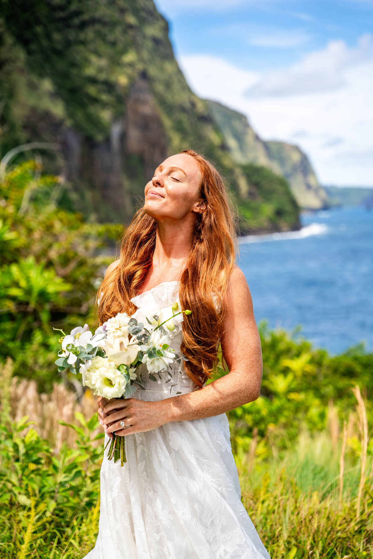 wedding photography in kona hawaii with bride holding bouquet