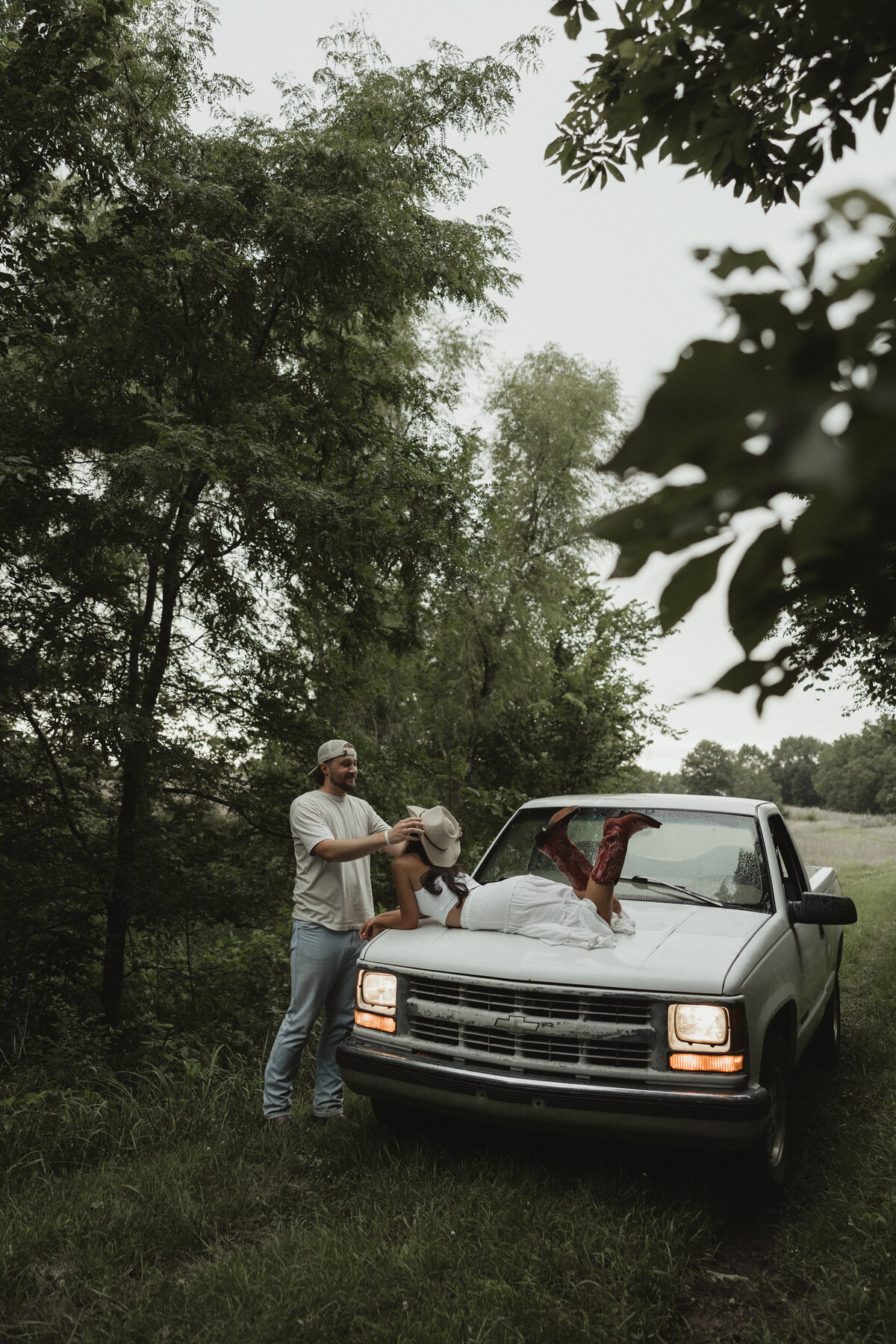 Wildflowercouplessessionwithtruck_emilyarwinephoto-89