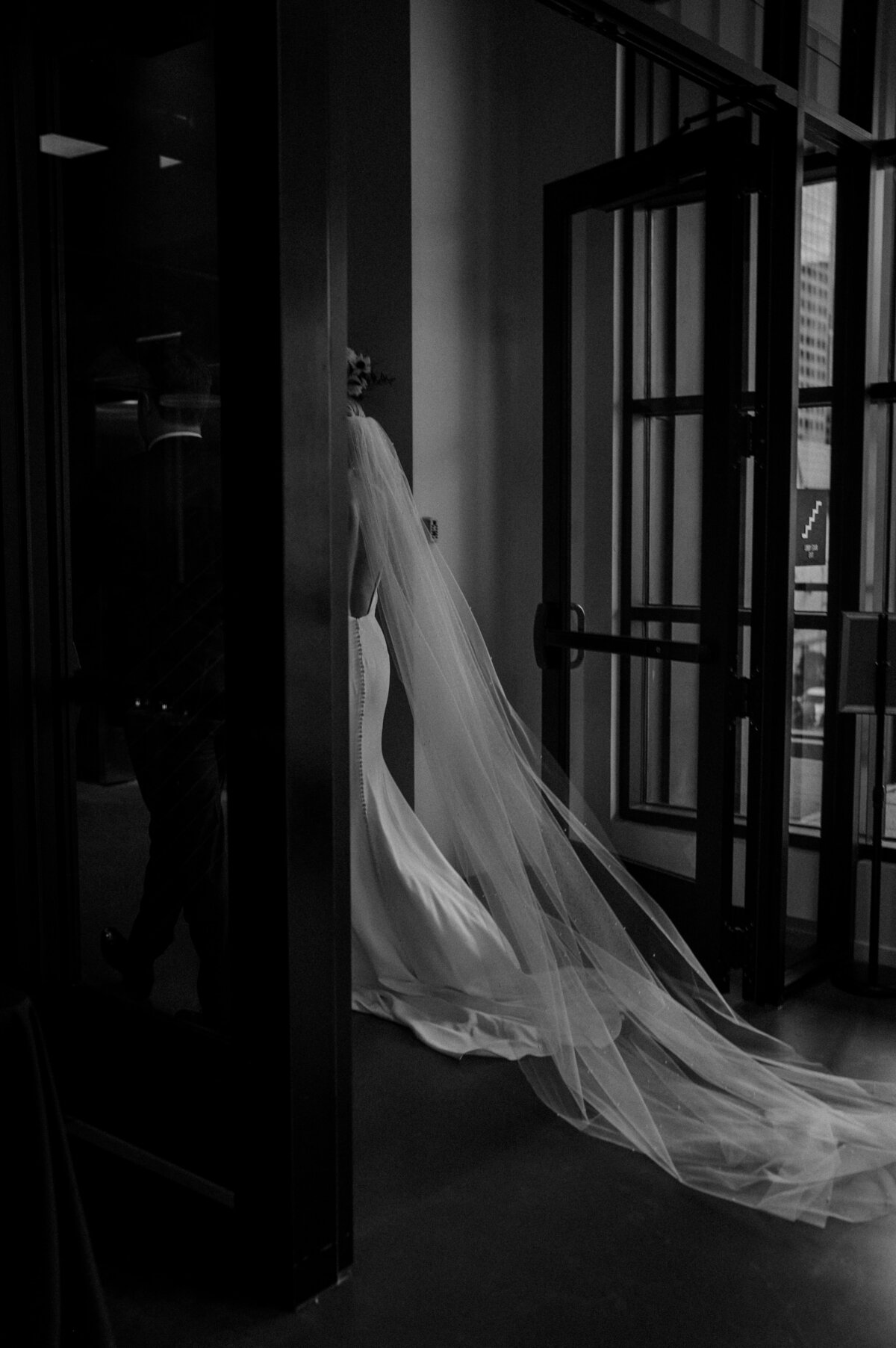 simple-wedding-details-bride-veil