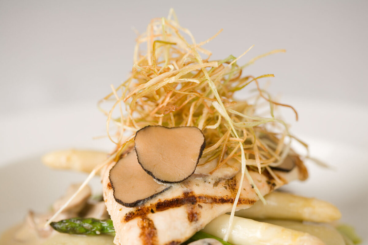 Grilled chicken with mushrooms and ravioli