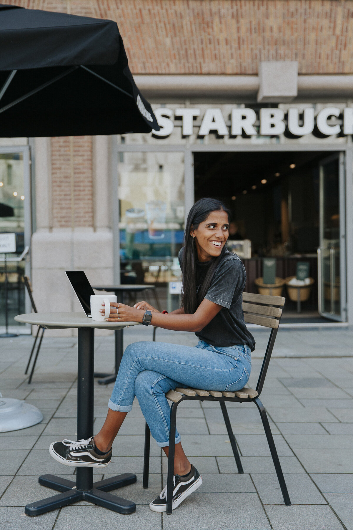 WEB - Monisha van Heteren Books and Dreams portret branding shoot Rotterdam Starbucks Backyard | Samantha Bosdijk Photography-14