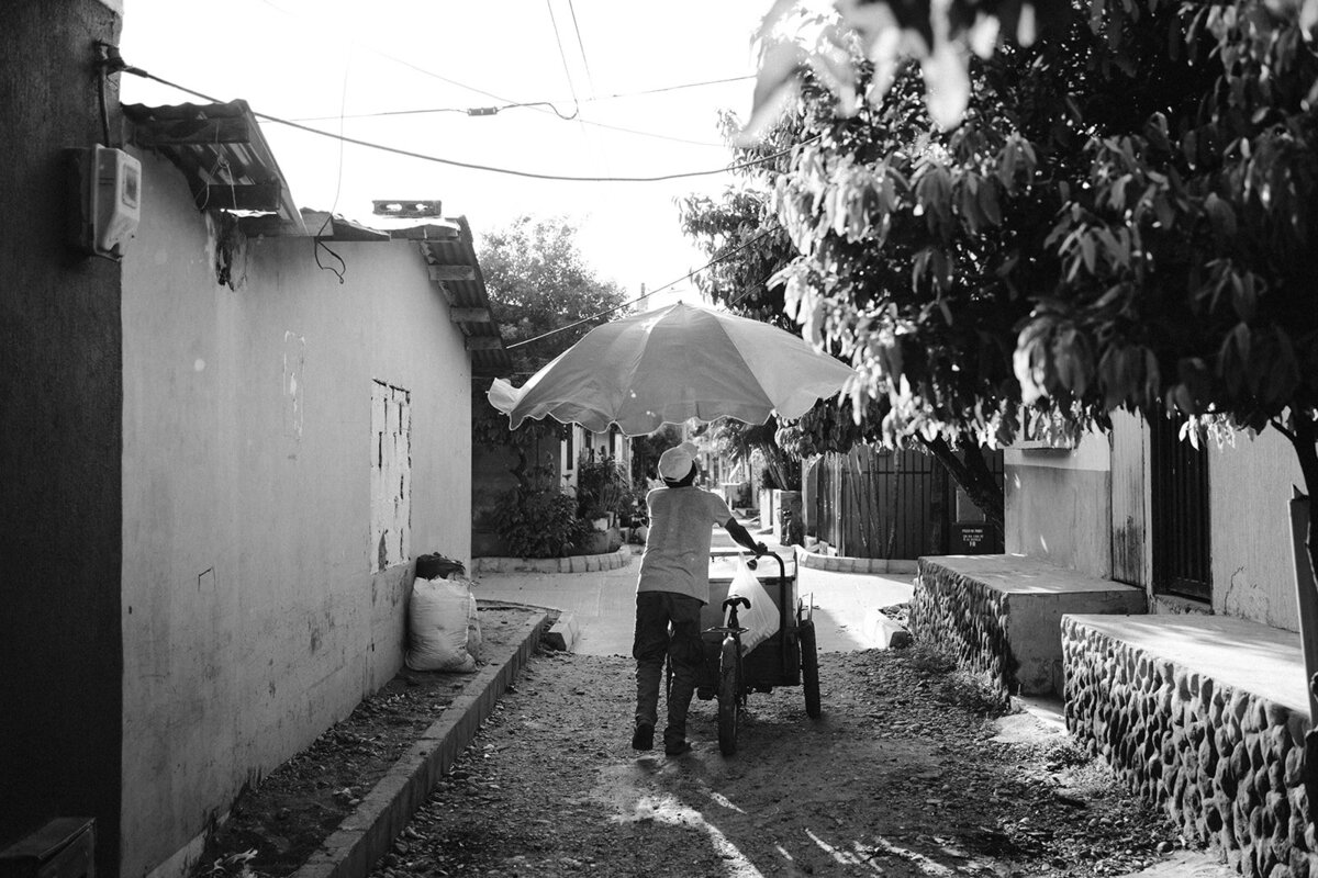 Straatventer in een community wijk van Colombia