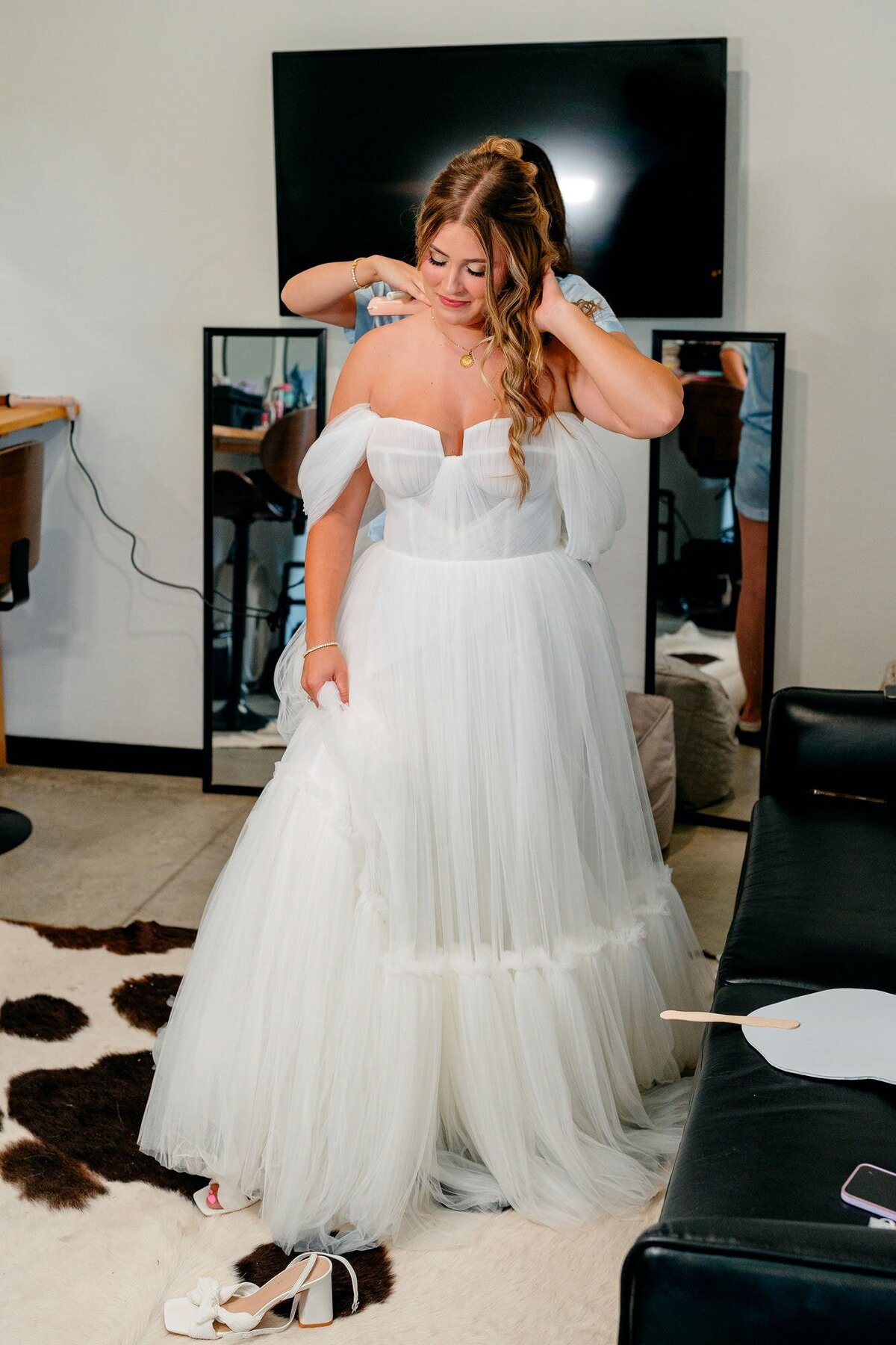 bride_adjusting_hair