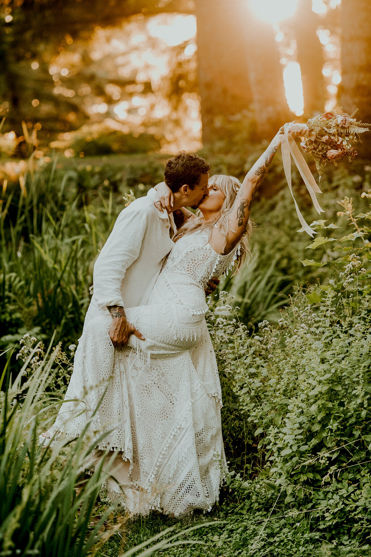 hazelwood-photo-sunset-kiss-bridal-veil-lakes-boho-bride