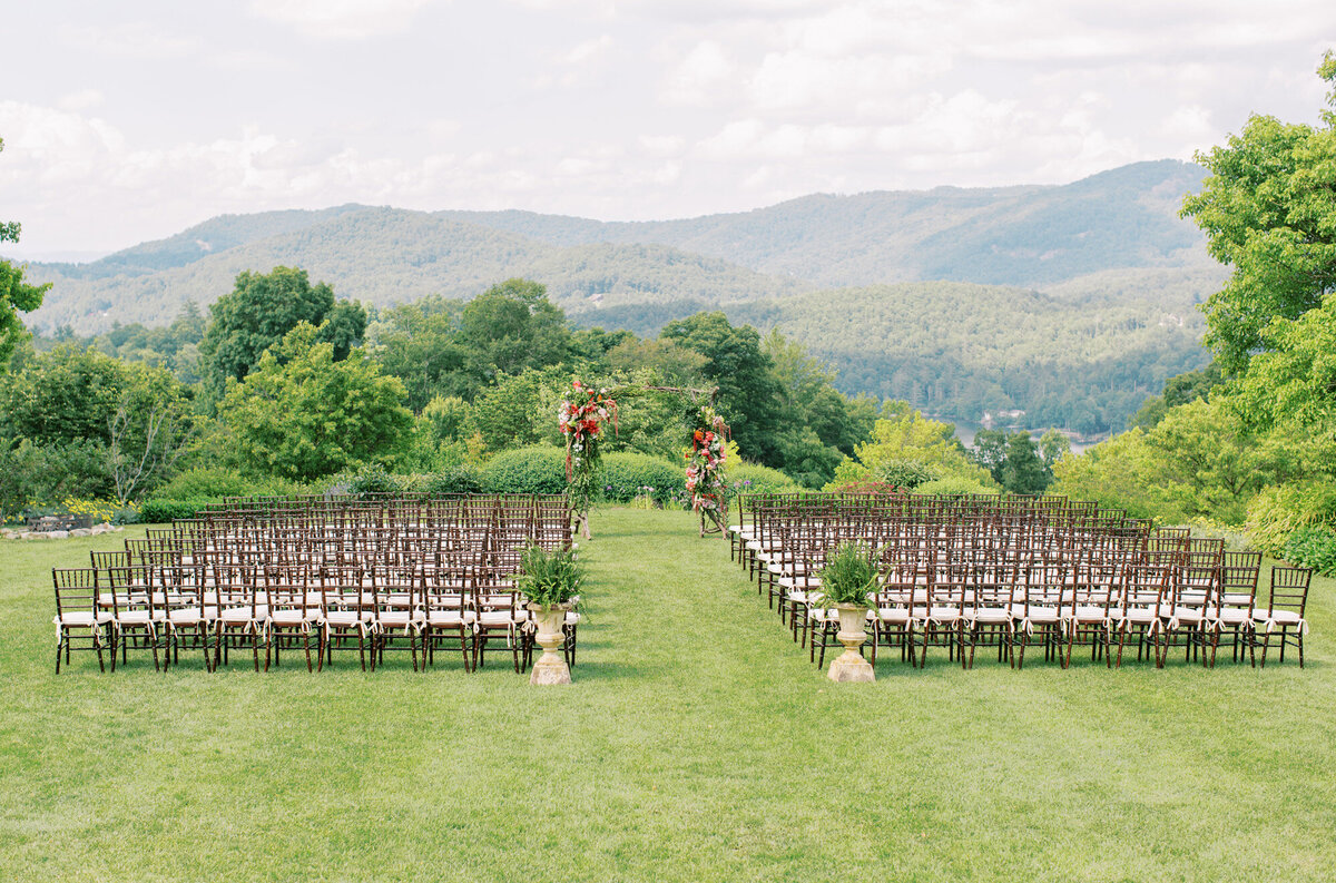 cashiers-wedding-ceremony-florals