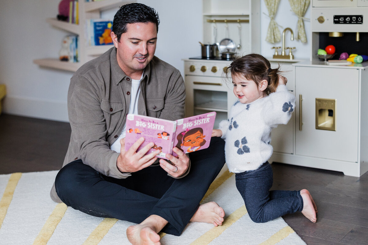 dad-reading-little-girl-a-big-sister-book