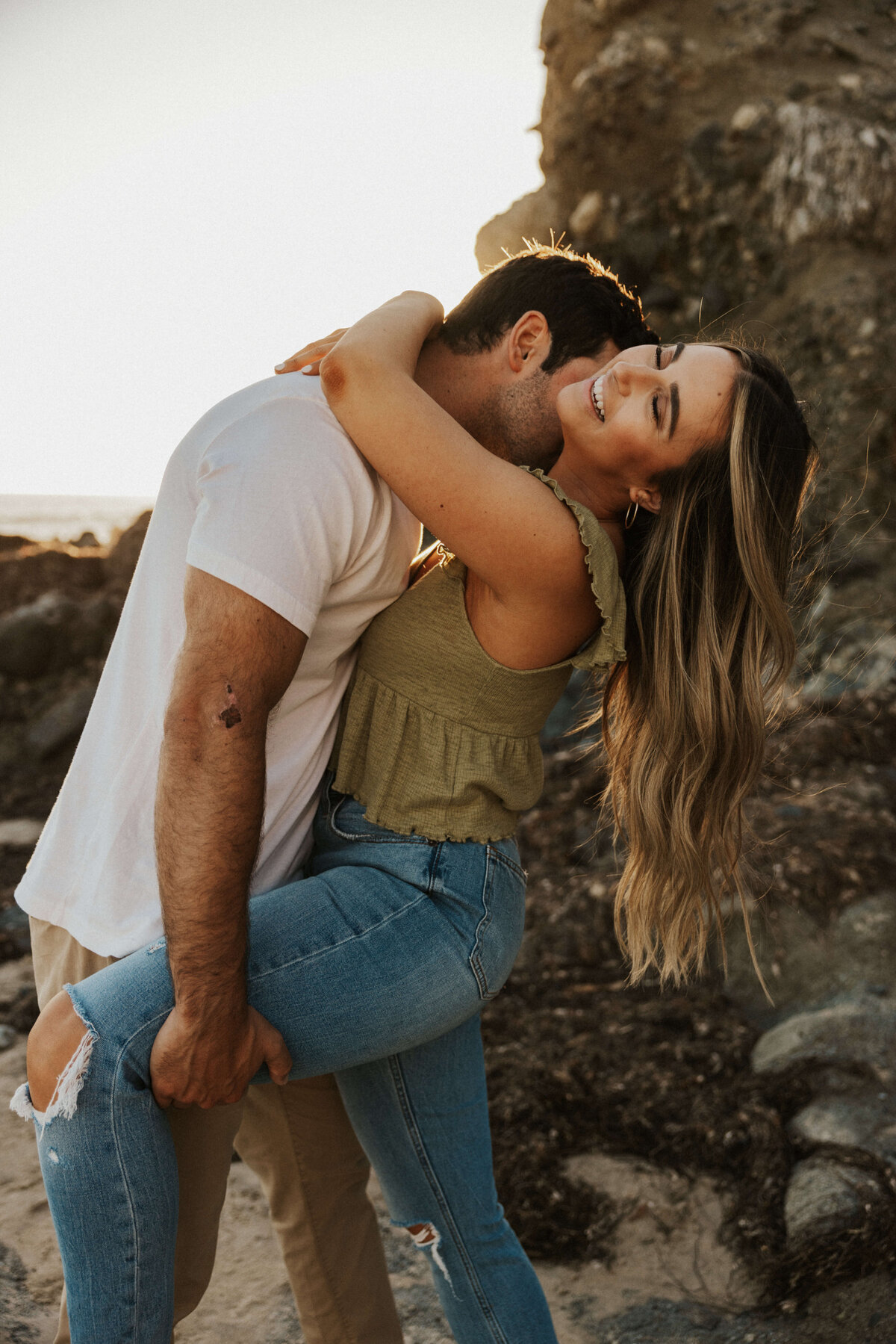 intimate-couple-poses-ideas-beach-photoshoot
