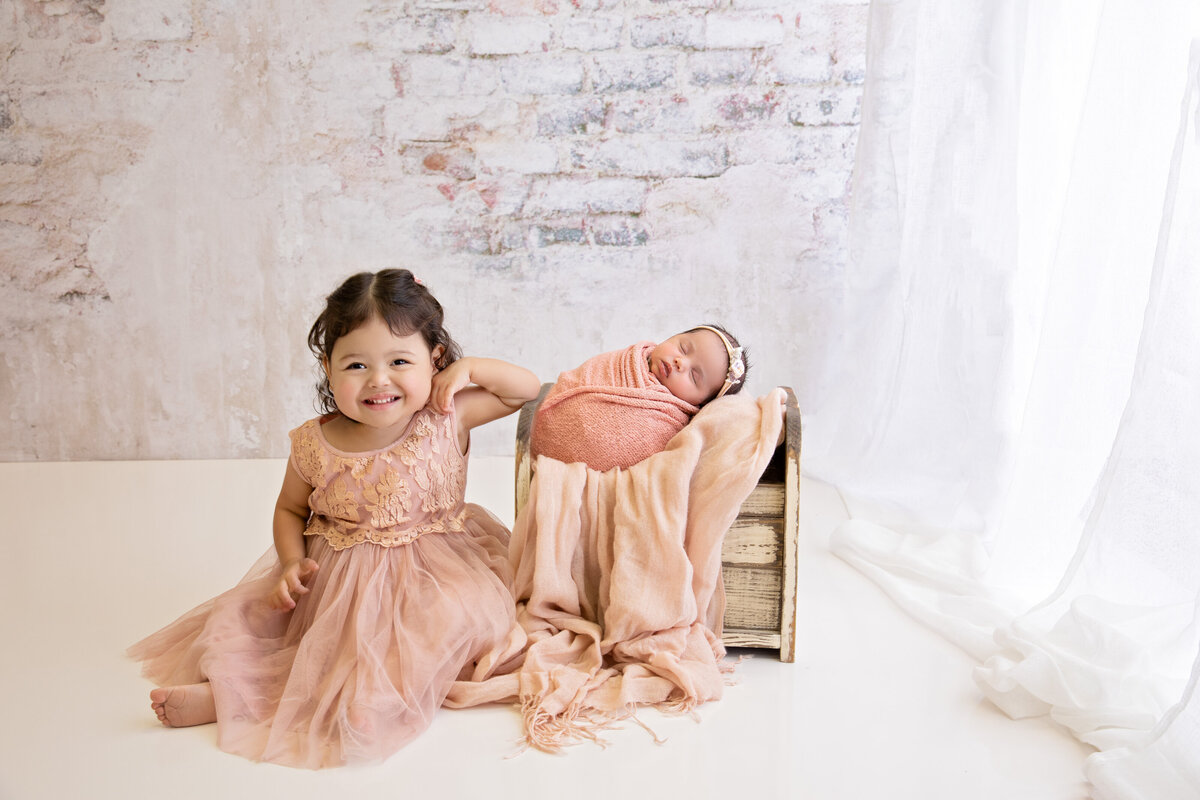 Sibling and Newborn Poses | Beautiful Family Keepsakes