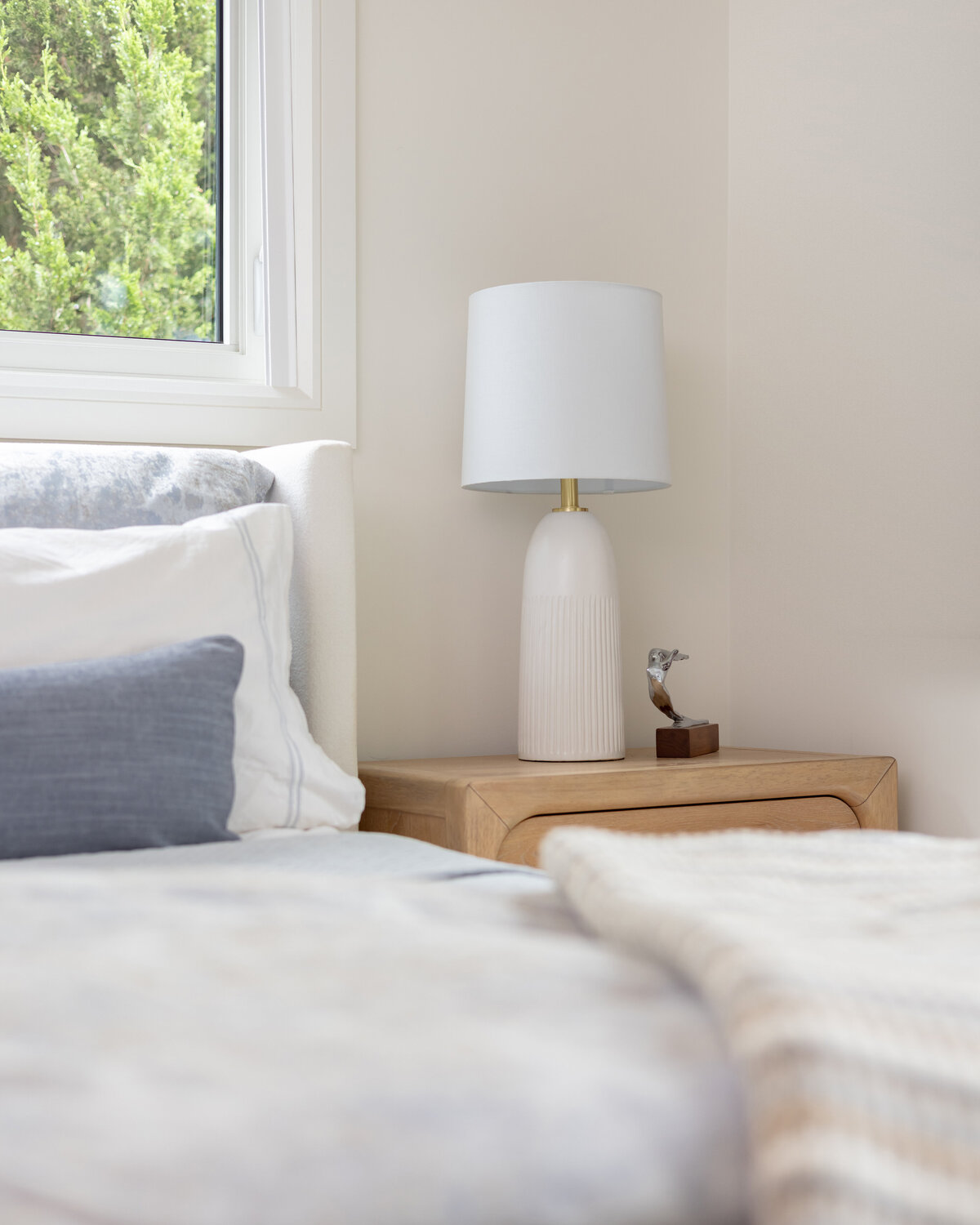 KatCo_Interiors-LakeHouse-PrimaryBedroom-08