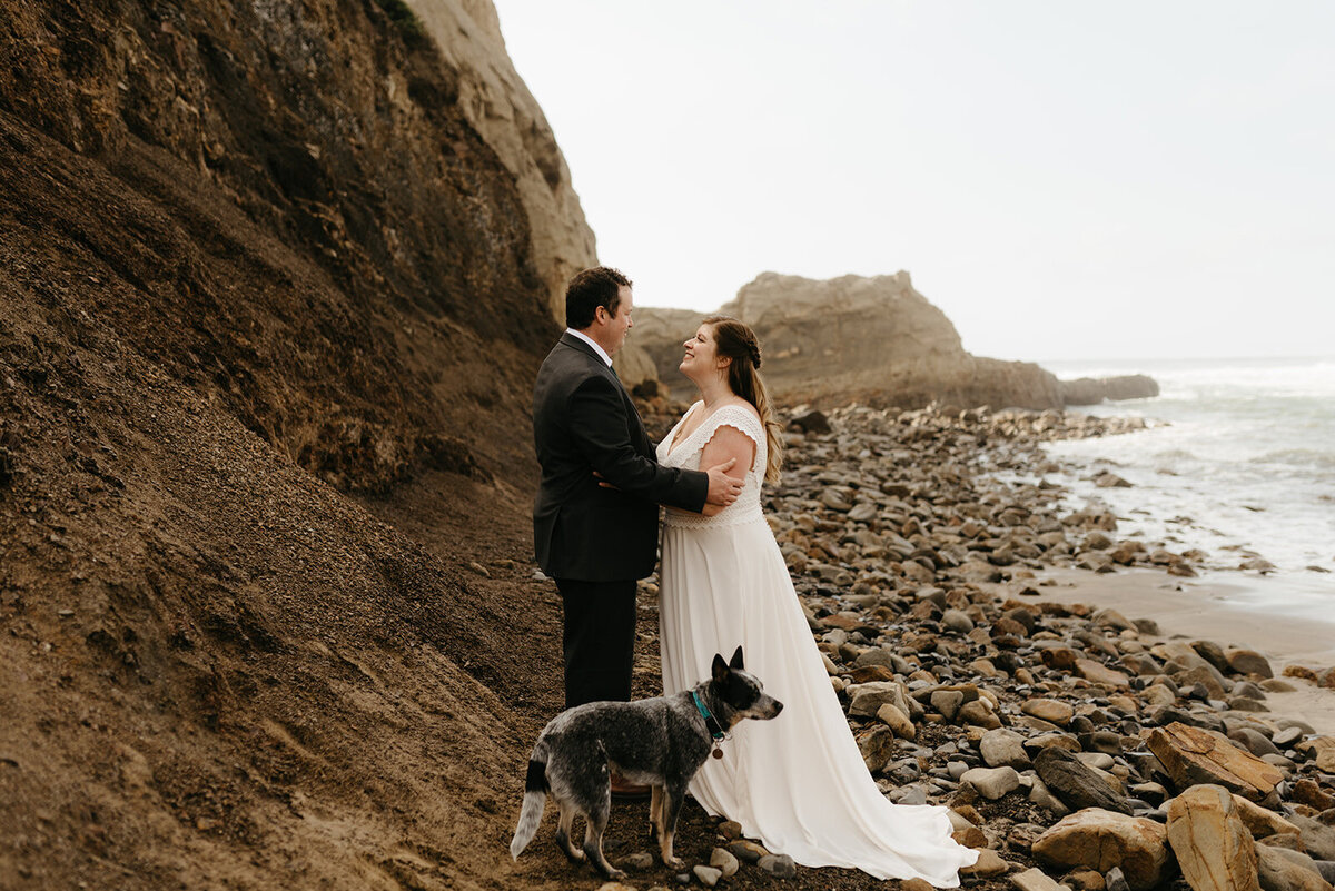 Oregon coast elopement with dog
