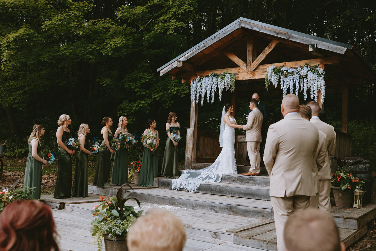 Rock&WanderPhotoCo-emily-and-tyler-hinckston-run-farm-wedding-3