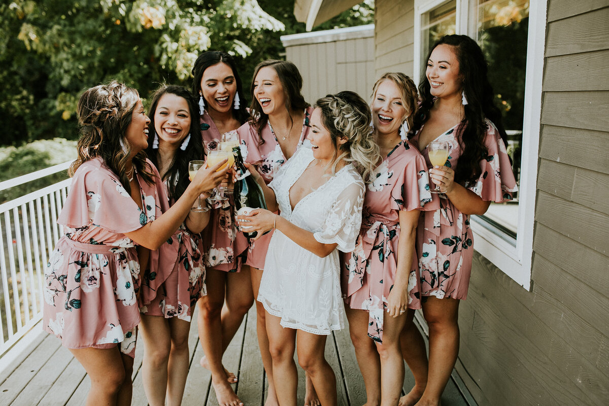 Hazelwood-photo_brdal-party-champagne-toast