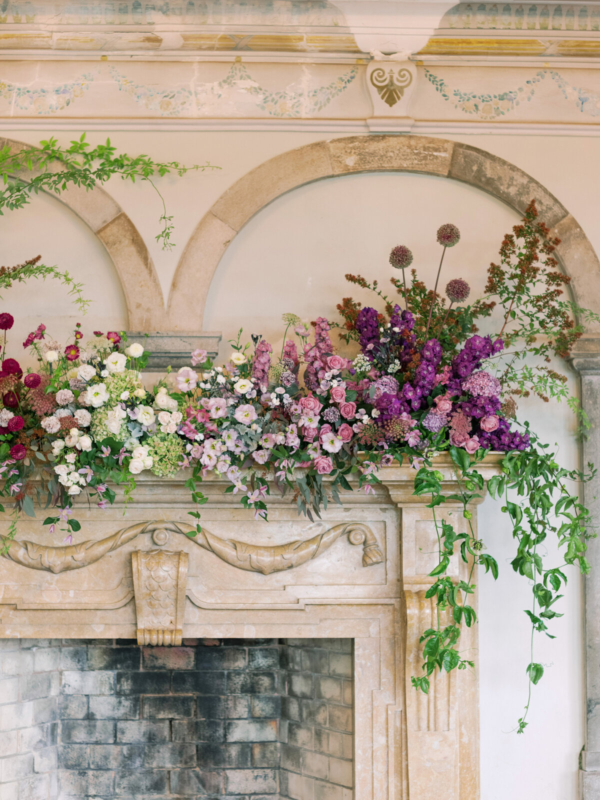 casa-dos-penedos-portugal-wedding-summer-ceremony-altar-flowers