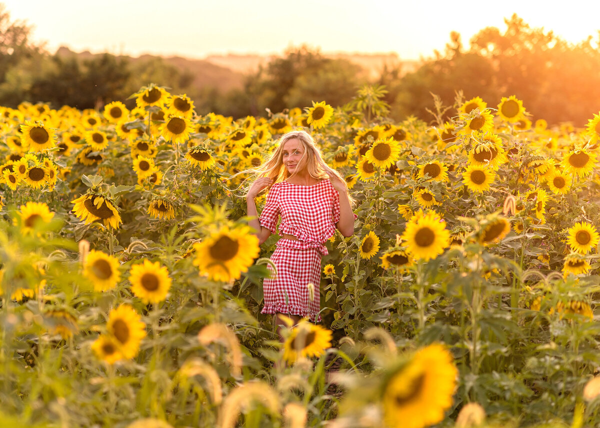 Des Moines-Iowa-Senior-Girl-Photographer-Theresa-Schumacher-Photography-Nature-sunflowers-organic