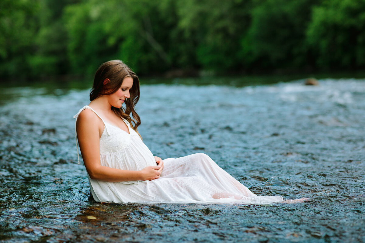 Maternity photoshoot near Charlottesville VA