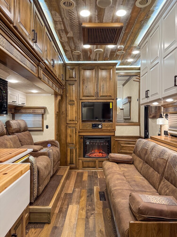 luxury-living-quarter-horse-trailers-trail-boss-conversions-living-areas-6
