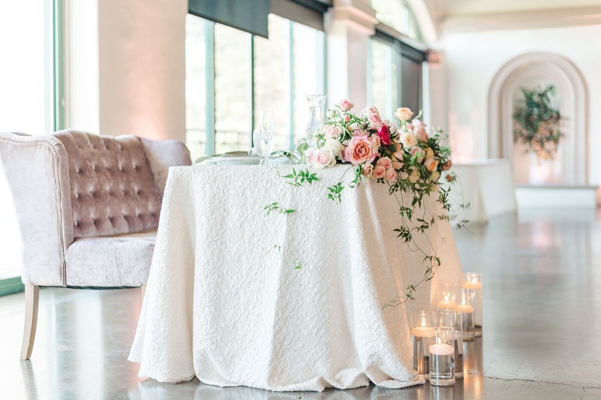 blush-loveseat-at-sweetheart-table