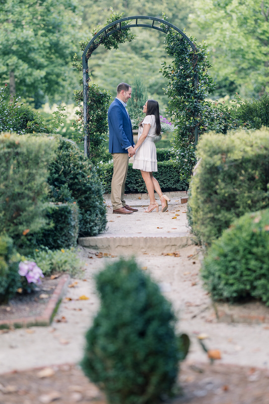 engagement-photos-in-the-garden-at-duke-mansion-1