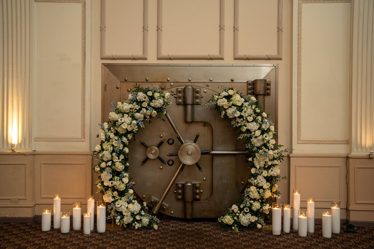 round ceremony arch with roses