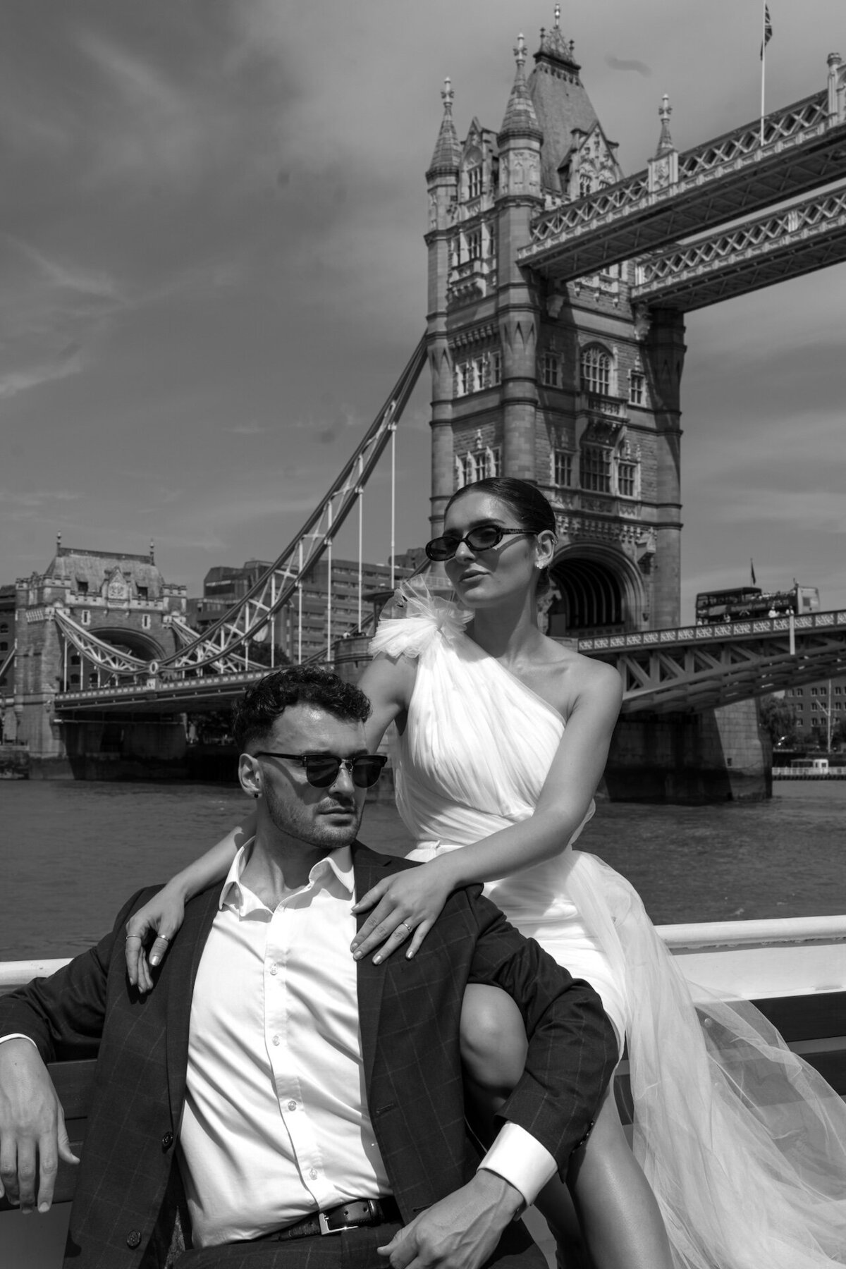 timeless-romantic-luxury-wedding-bride-london-centrallondon-blackandwhite-londoneye-modern-towerbridge-photography