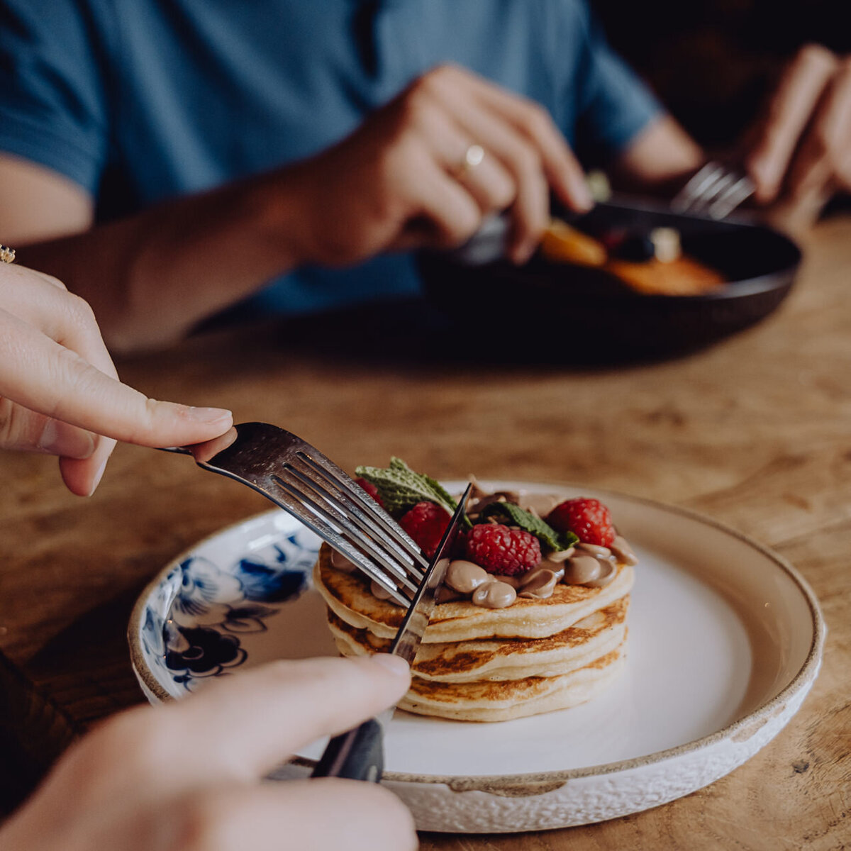 Pancake gerecht met vers fruit in de lunchroom. 