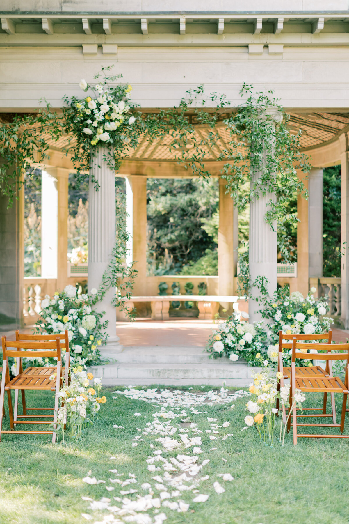 chic-outdoor-ceremony-backdrop-connecticut-wedding