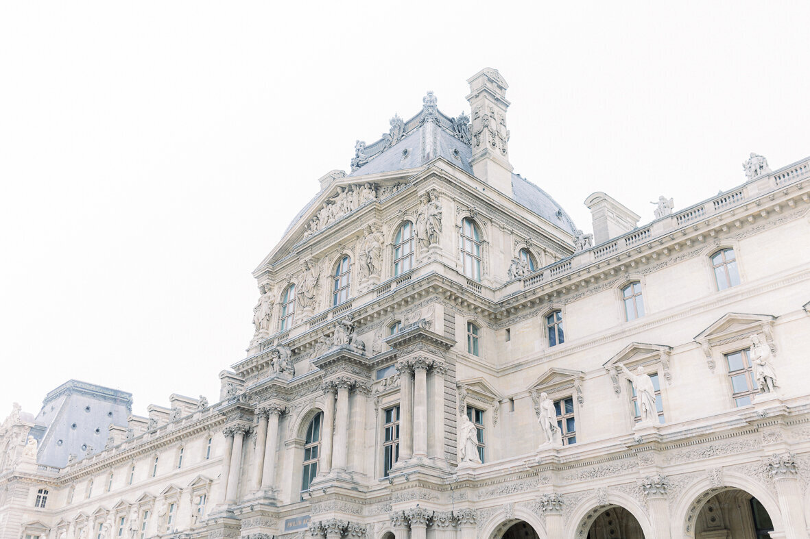 Erlebe die zeitlose Schönheit einer Fine Art Hochzeit am majestätischen Palais du Louvre. Lass dich von der Eleganz dieses historischen Ortes verzaubern und halte deine Liebe in kunstvollen Bildern fest. Entdecke mehr von unserer feinen Hochzeitsfotografie und lass dich inspirieren für deinen großen Tag.