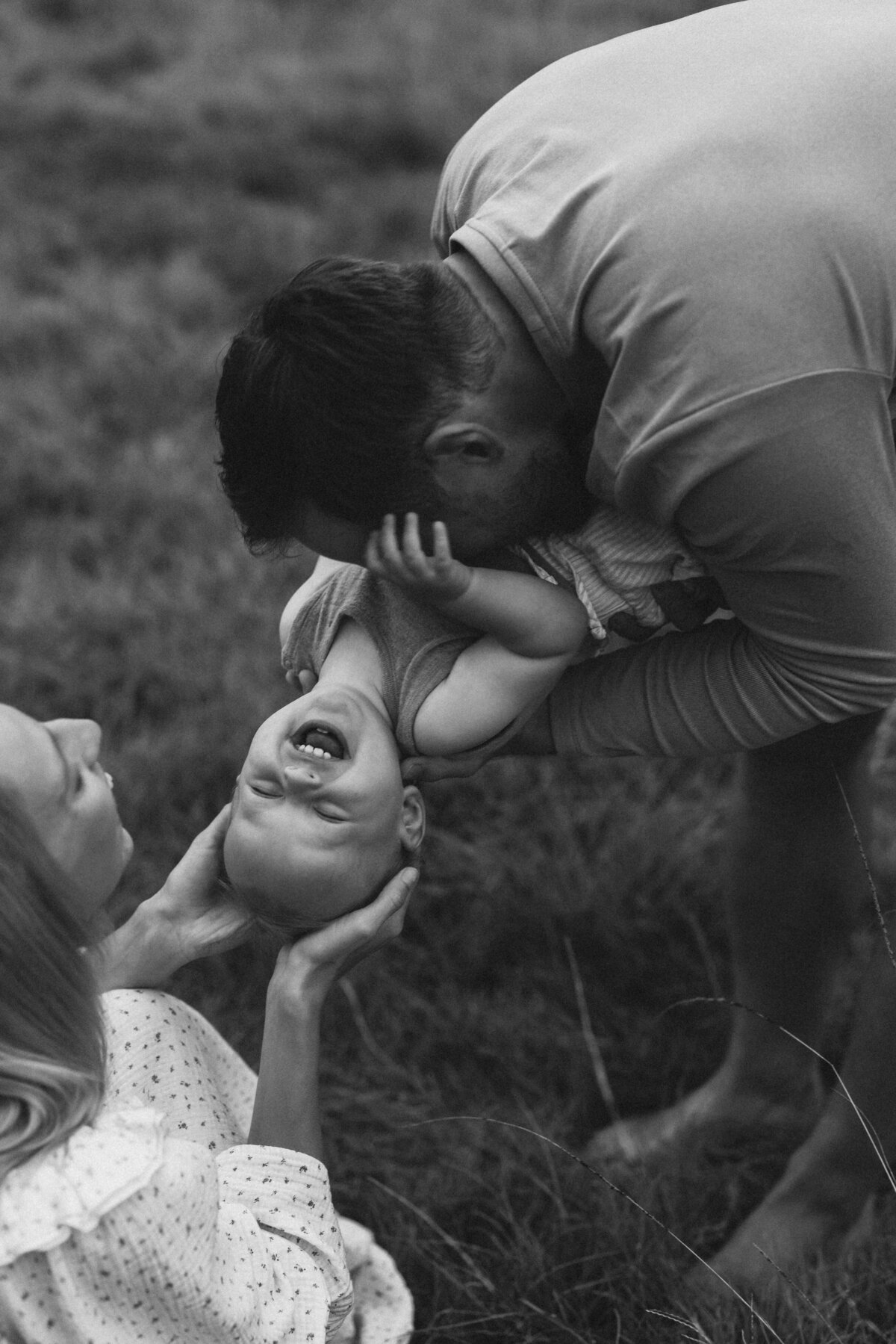 sunshine-coast-family-photographer-candid-laughter-blackwhite