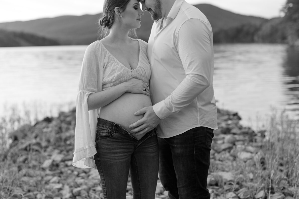 Documentary-Maternity-Session-at-Carvins-Cove-RJ-128