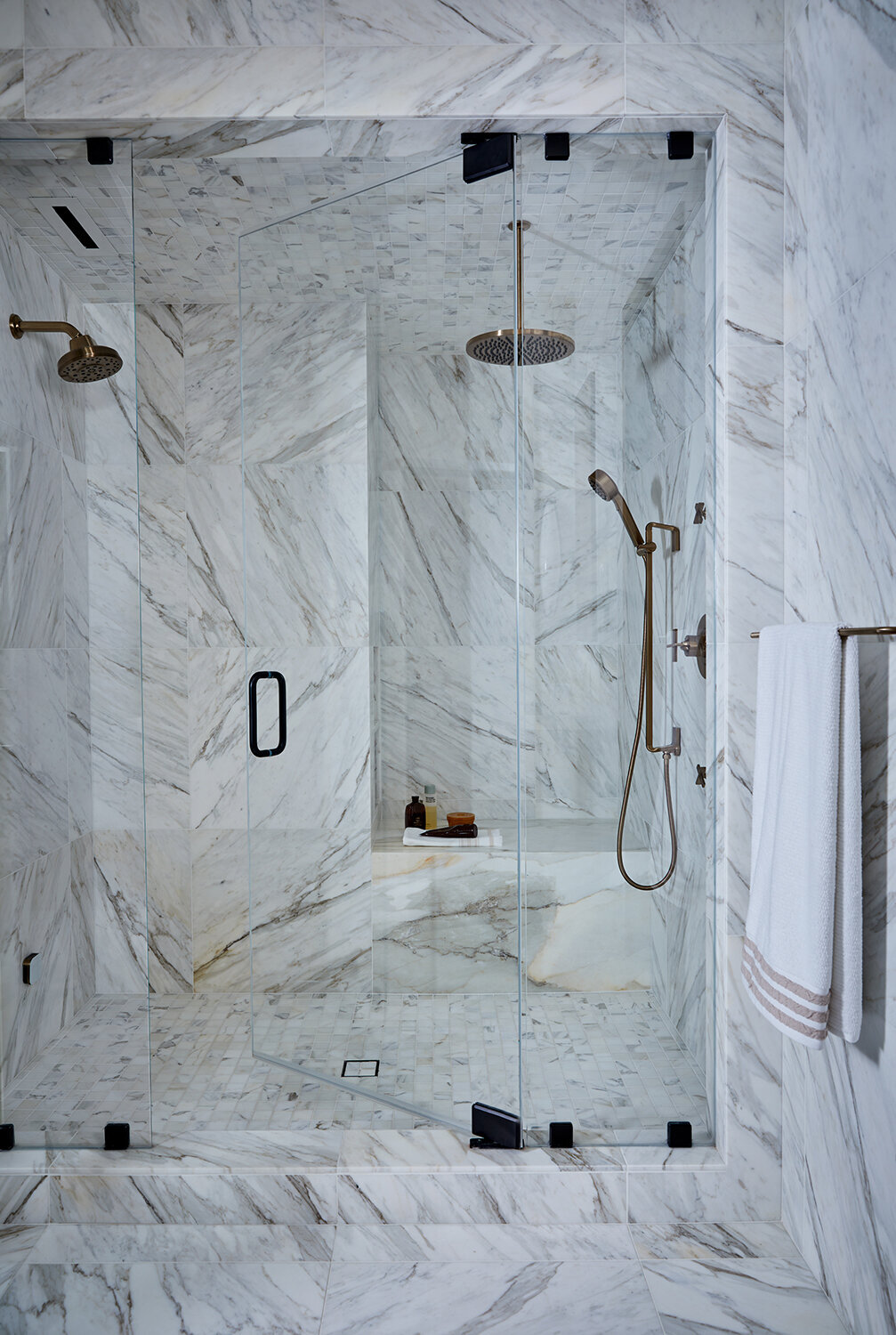 luxe_downtown_piedaterre_marbleshower