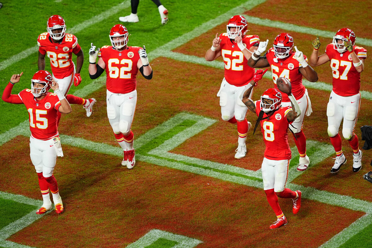 kansas-city-sports-photography-chiefs-0039-players-celebrating-touchdown