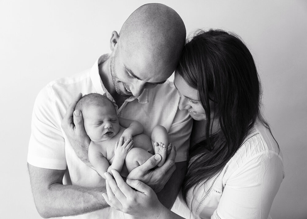 NEWBORN_BABYGIRLWITHPARENTSMOTHERBLACKWHITE