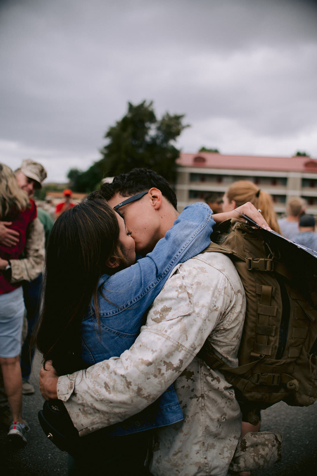 military-homecoming-kiss