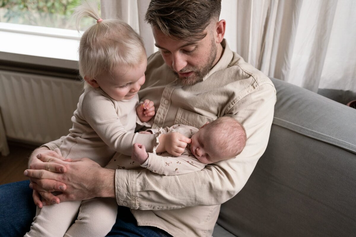 Baby fotoshoot Groningen Drenthe en Friesland - vader en pasgeboren baby.